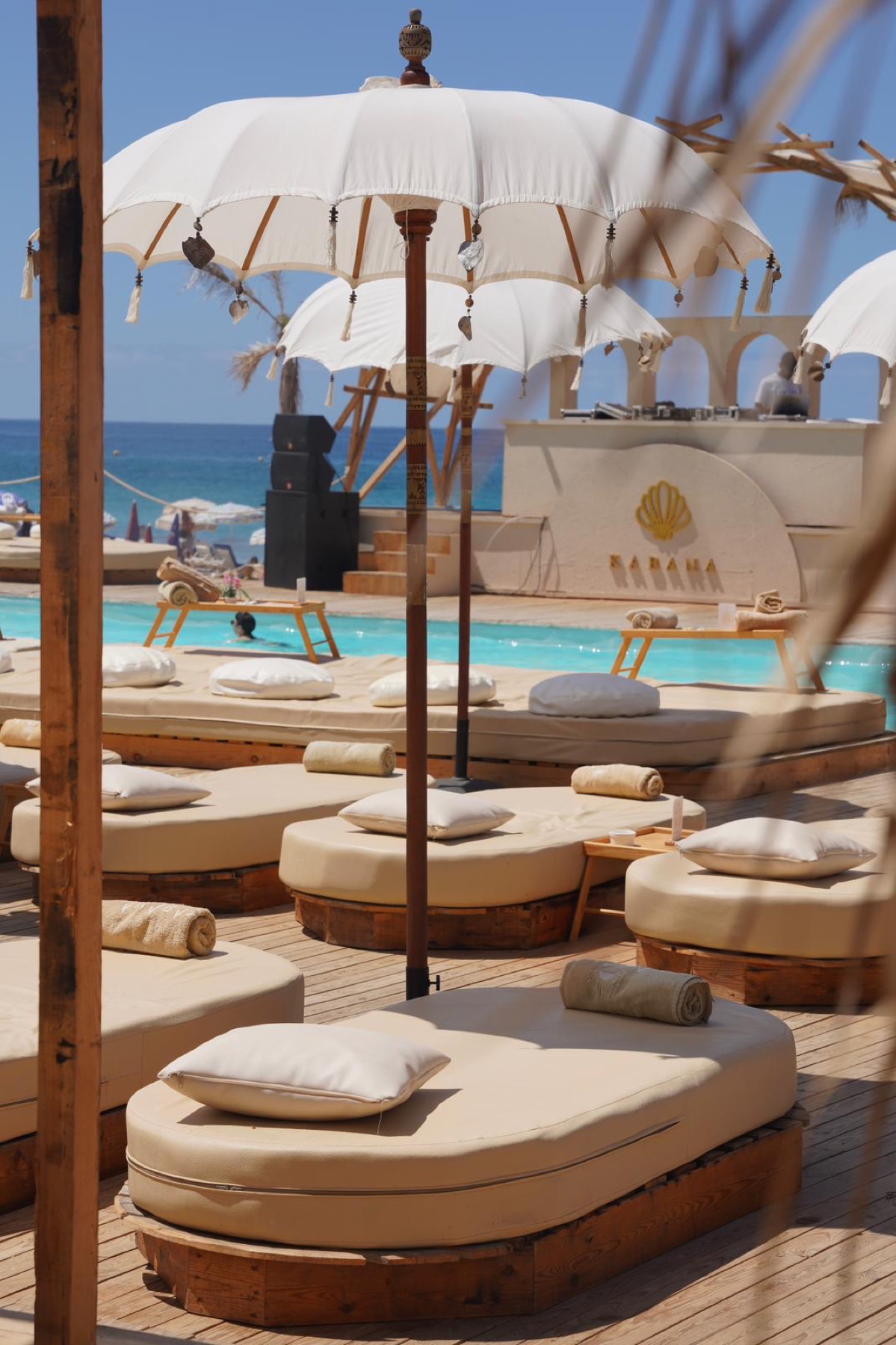 Les espaces de réservation autour de la piscine